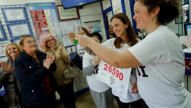 ep trabajadoras de la administracion de las torres de cotillas murcia celebran que han distribuido