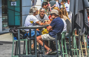 ep turistas tomando algo en una terraza a 10 de agosto de 2025 en santander cantabria espana ep turistas tomando algo en una terraza a 10 de agosto de 2025 en santander cantabria espana