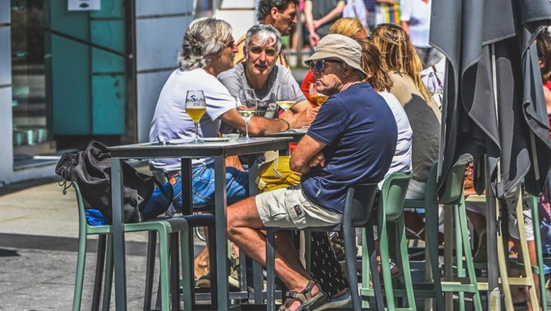 ep turistas tomando algo en una terraza a 10 de agosto de 2025 en santander cantabria espana ep turistas tomando algo en una terraza a 10 de agosto de 2025 en santander cantabria espana