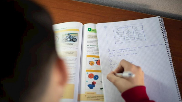 ep un estudiante realiza deberes en su domicilio en vitoria durante el confinamiento