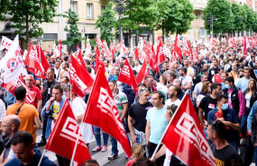 ep un grupo de personas sostienen banderines de ccoo en una imagen de archivo