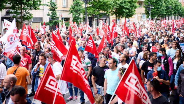 ep un grupo de personas sostienen banderines de ccoo en una imagen de archivo