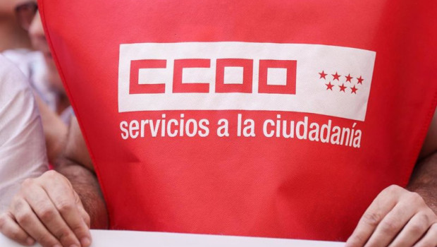 ep un hombre con un chaleco de ccoo a 8 de julio de 2025 en madrid espana