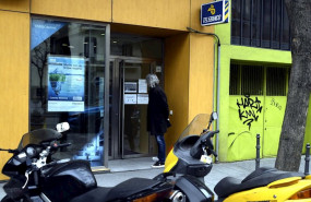 ep un hombre lee en un cartel las directrices de una oficina targo bank