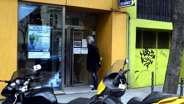 ep un hombre lee en un cartel las directrices de una oficina targo bank