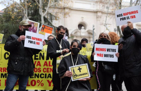 ep un hombre rapa a una mujer durante protesta de profesionales de peluqueria y estetica frente al