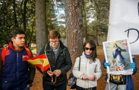 ep un reducido grupo de manifestantes franquistas momentos antes de la exhumacion de los restos de