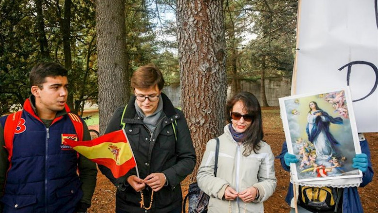 ep un reducido grupo de manifestantes franquistas momentos antes de la exhumacion de los restos de