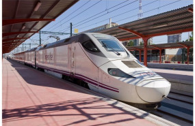 ep un tren alvia detenido en una estacion de ferrocarril