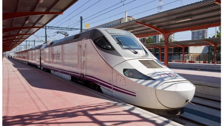 ep un tren alvia detenido en una estacion de ferrocarril ep un tren alvia detenido en una estacion de ferrocarril