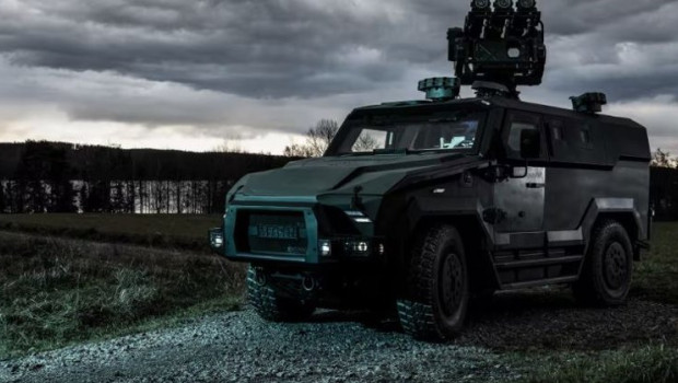 ep un vehiculo militar tipo mars s 330 de la firma checa svos equipada con un sistema de defensa