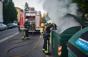 ep una dotacion de bomberos apaga un contenedor de basura que los manifestantes han prendido en