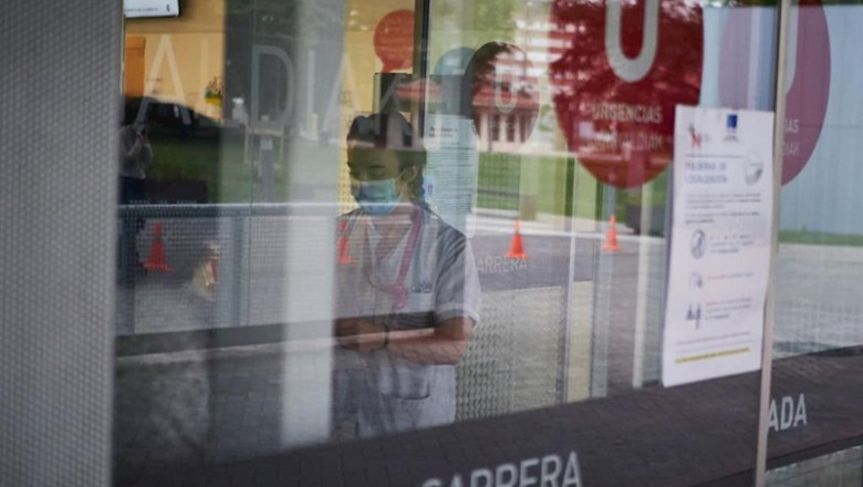 ep una sanitaria protegida con una mascarilla trabaja en el servicio de urgencias del complejo ep una sanitaria protegida con una mascarilla trabaja en el servicio de urgencias del complejo