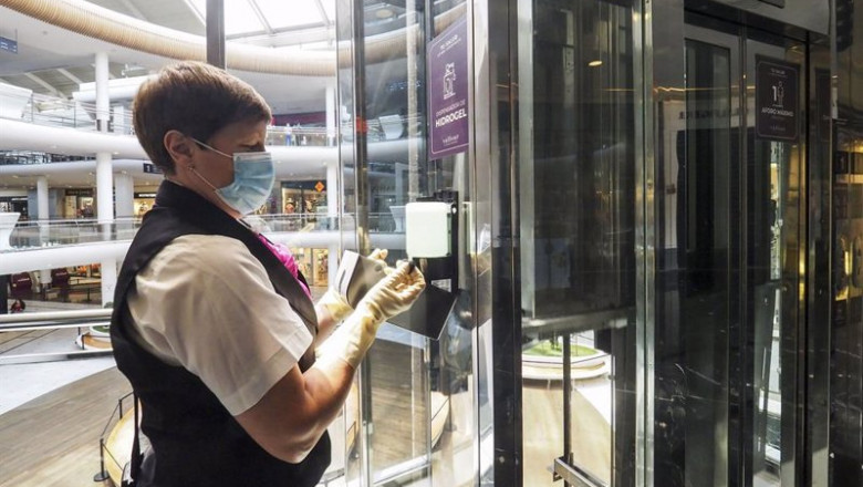 Una trabajadora de la limpieza coloca un recambio de gel desinfectante en un dispensador | Photogenic/M.A Santos - Europa Press - Archivo ep una trabajadora de la limpieza coloca un recambio de gel desinfectante en un dispensador