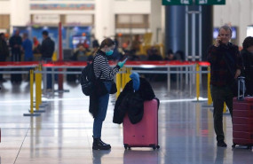 ep una turista con mascarilla y guantes en el aeropuerto de malaga este lunes 16 de marzo de 2020