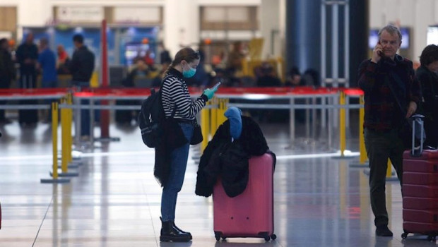 ep una turista con mascarilla y guantes en el aeropuerto de malaga este lunes 16 de marzo de 2020