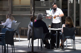 ep varios clientes sentados en la terraza de un bar en murcia