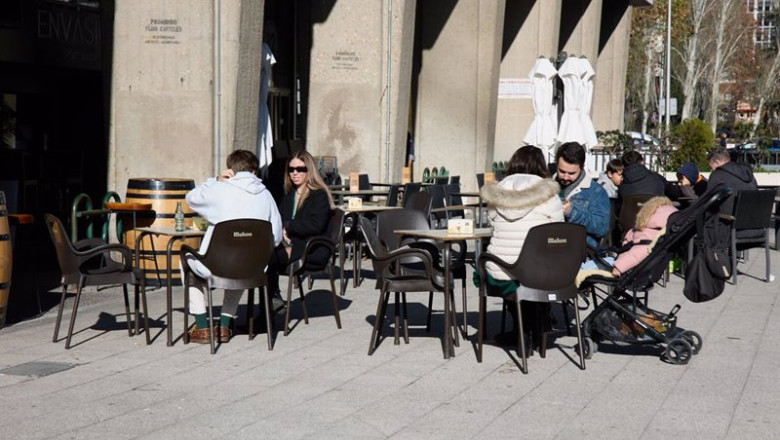 ep varios jovenes disfrutan del aperitivo ep varios jovenes disfrutan del aperitivo