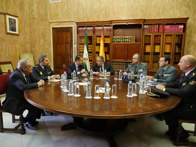 Zoido durante la reunión con los mandos policiales en Almería | MINISTERIO DEL INTERIOR ep zoido durantereunionlos mandos policialesalmeria