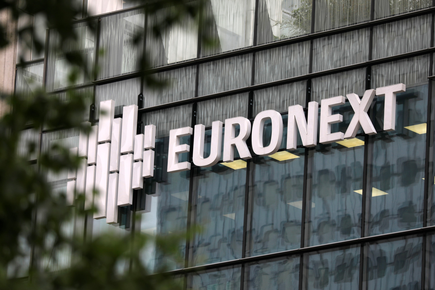 le logo d euronext dans le quartier de la defense 