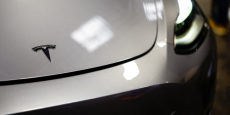le logo tesla est visible sur une voiture 20250305142508 