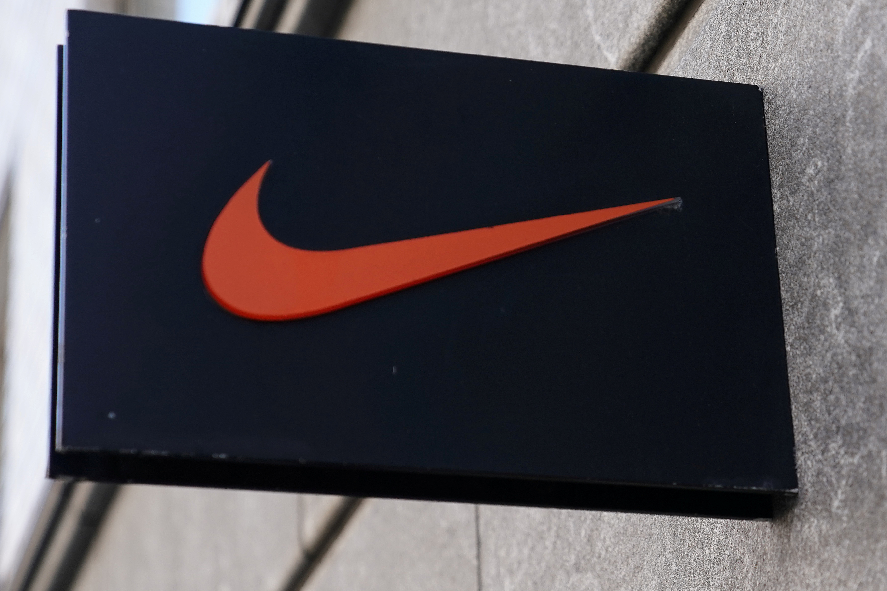 Nike se desploma en bolsa tras registrar un aumento del 44% en su inventario