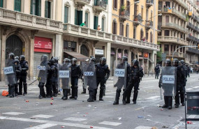 ep agentes de la policia nacional forman una fila durante la huelga general en cataluna en reaccion
