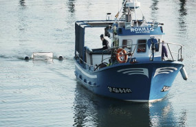 ep archivo   el barco rokillo participa en la recogida de pellets en la cofradia de pescadores de