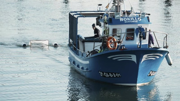 ep archivo   el barco rokillo participa en la recogida de pellets en la cofradia de pescadores de