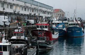 ep archivo   flota pesquera amarrada a puerto imagen de archivo