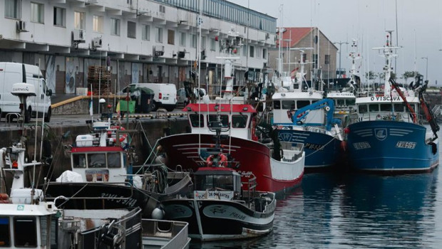ep archivo   flota pesquera amarrada a puerto imagen de archivo