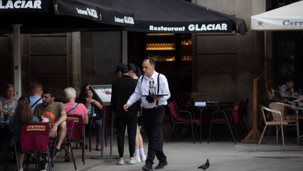 ep archivo foto de archivo de un trabajador de la hosteleria ep archivo foto de archivo de un trabajador de la hosteleria