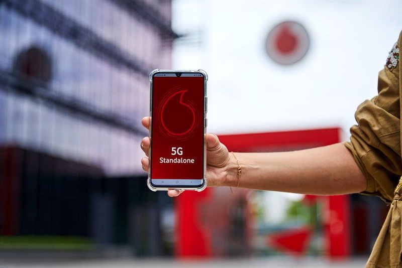 Vodafone España ingresa un 2,1% más en su primer semestre gracias a la venta de móviles