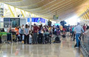 ep archivo   pasajeros esperan en la entrada de la terminal 4 de barajas