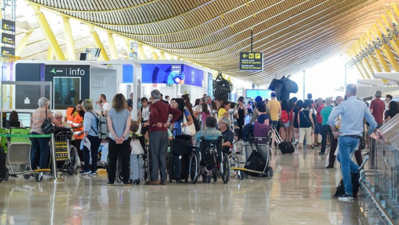 ep archivo   pasajeros esperan en la entrada de la terminal 4 de barajas