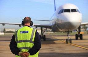 ep archivo   trabajador de la compania john menzies junto con uno de sus aviones