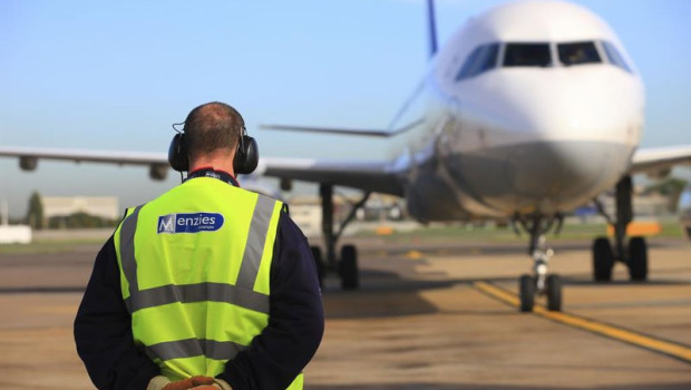 ep archivo   trabajador de la compania john menzies junto con uno de sus aviones
