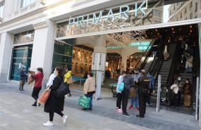 ep archivo transeuntes pasan al lado del primark de gran via en madrid espana a 13 de noviembre de ep archivo transeuntes pasan al lado del primark de gran via en madrid espana a 13 de noviembre de
