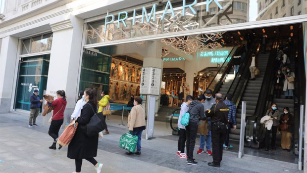 ep archivo   transeuntes pasan al lado del primark de gran via en madrid espana a 13 de noviembre de