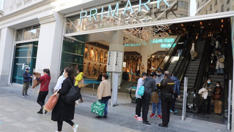 ep archivo transeuntes pasan al lado del primark de gran via en madrid espana a 13 de noviembre de ep archivo transeuntes pasan al lado del primark de gran via en madrid espana a 13 de noviembre de