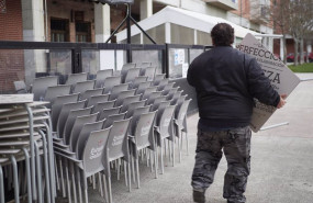 ep archivo   un camarero colocando las sillas de una terraza en una centrica calle de pamplona