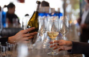 ep archivo   un camarero sirve copas de vino blanco en un bar