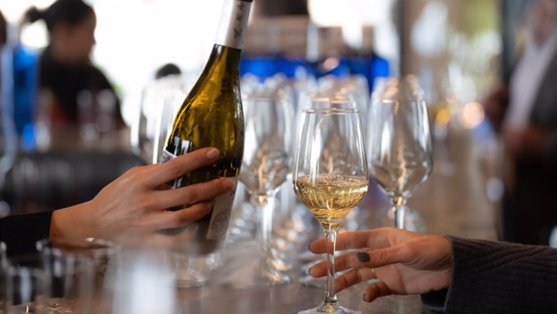 ep archivo   un camarero sirve copas de vino blanco en un bar