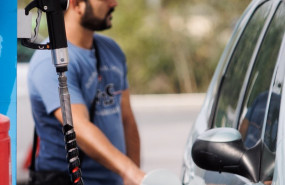 ep archivo   un hombre reposta carburante en una gasolinera 20230629124004