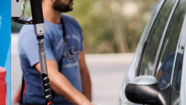 ep archivo   un hombre reposta carburante en una gasolinera 20230629124004