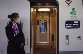 ep archivo   una azafata en las puertas del tren que va a efectuar un viaje por el nuevo tramo de