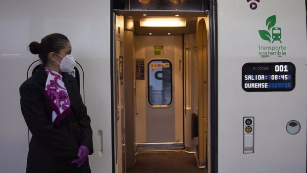 ep archivo   una azafata en las puertas del tren que va a efectuar un viaje por el nuevo tramo de