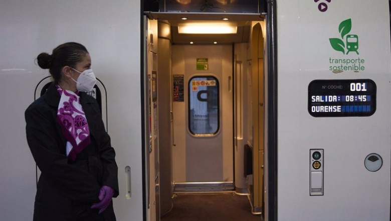 Archivo - Una azafata en las puertas del tren que va a efectuar un viaje por el nuevo tramo de alta velocidad Pedralba de la Pradería-Ourense, en la estación de Madrid-Chamartín Clara Campoamor, a 22 de noviembre de 2021, en Madrid, (España). | Jesús Hellín - Europa Press - Archivo ep archivo una azafata en las puertas del tren que va a efectuar un viaje por el nuevo tramo de