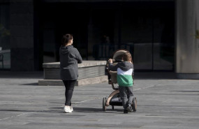ep archivo   una madre y un nino con un carro de un bebe en el centro de recepcion atencion y
