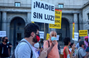 ep archivo   varias personas se concentran frente al ministerio para la transicion ecologica contra
